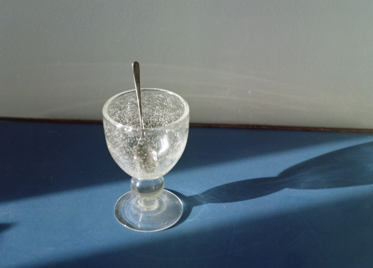 “Bicchiere con cucchiaino”, foto di CLAUDIO SALVI, 2024